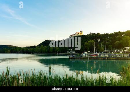 Blick auf die Benediktinerabtei Tihany, Ungarn vom Plattensee Stockfoto