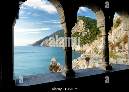 Spalten der berühmten gotischen Kirche St. Peter (Chiesa di San Pietro) mit schönen Küste Landschaft in Porto Venere Dorf an der ligurischen Küste von Stockfoto