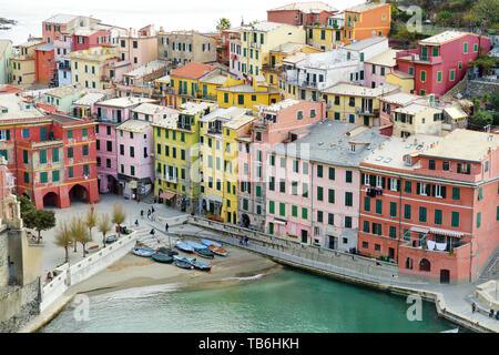 Bunte Häuser und kleine Marina von Vernazza, einer der fünf Jahrhunderte alte Dörfer der Cinque Terre, auf robusten Nordwestküste von Italienischen Ri entfernt Stockfoto