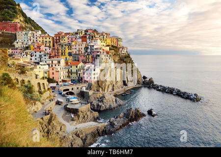 Manarola, auf einem hohen Felsen 70 Meter über dem Meeresspiegel erbaut, einem der schönsten und romantischsten der Cinque Terre, Ligurien, Norditalien. Stockfoto