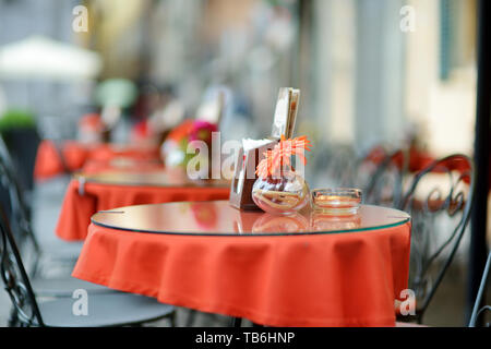 Schön kleines Restaurant im freien Tische in die Stadt Lucca, Toskana, Italien eingerichtet Stockfoto