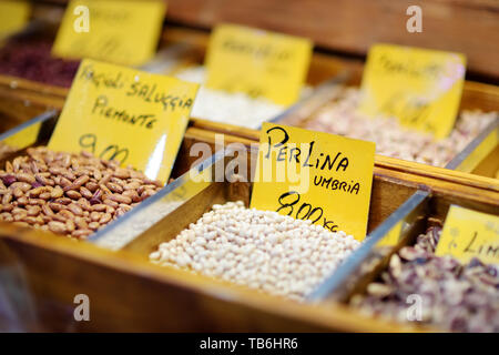 Verschiedene organische Bohnen und Linsen auf einem Marktplatz in Genua, Ligurien, Italien Stockfoto