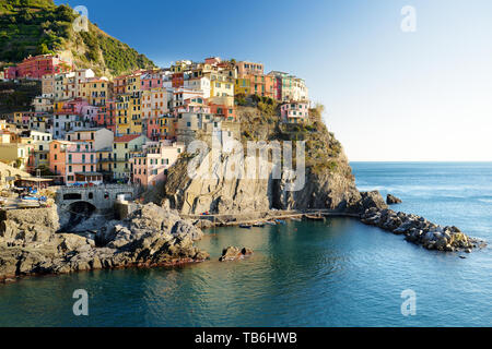 Manarola, auf einem hohen Felsen 70 Meter über dem Meeresspiegel erbaut, einem der schönsten und romantischsten der Cinque Terre, Ligurien, Norditalien. Stockfoto