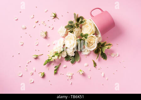 Kreative Gestaltung aus Kaffee oder Tee Tasse mit rosa Blüten. Fla Stockfoto