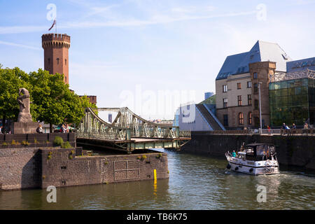 Die offene Swing Bridge am Rheinauer Hafen, die Malakoff Turm und das Schokoladenmuseum, Köln, Deutschland sterben geoeffnete Drehbruecke bin Rheinauhafe Stockfoto