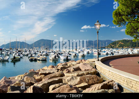 Kleine Yachten und Fischerboote im Hafen von Lerici Stadt, in der Provinz von La Spezia in Ligurien, der Italienischen Riviera, Italien. Stockfoto