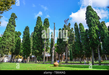 Istanbul, Türkei - 28.September 2018. Der Garten der Dolmabahce Palast, mit dem Imperial Tor oder Sultan Tor in Istanbul, Türkei. Stockfoto