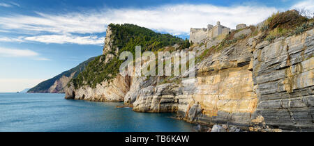 Schöne Aussicht auf den malerischen zerklüftete Küste in Porto Venere Dorf an der ligurischen Küste im Nordwesten Italien Stockfoto