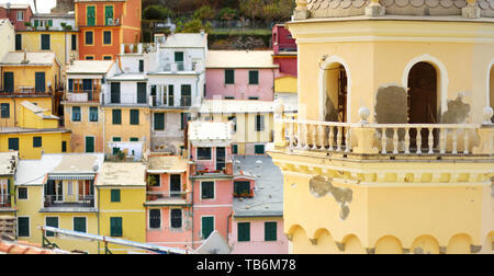 Glockenturm der Kirche Santa Margherita di Antiochia in Vernazza, einer der fünf Jahrhunderte alte Dörfer der Cinque Terre, Riviera, Ligurien, Stockfoto