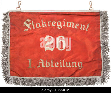 Eine Trompete Banner der 1.BATAILLON, Flakregiment 26 in Dessau, roter Seide mit Silber - bestickt Luftwaffe Adler und "Flakregiment - 26 - I. Abteilung" in Multi-line gotischen Buchstaben, drei-seitig Silber Fringe, zwei attachment Loops. Verschmutzt. Abmessungen 50 x 38 cm. Enthalten ist eine Schirmmütze für Soldaten der Luftwaffe - Blauer gabardine mit schwarzem Mohair Verkleidung Band, rot Rohrleitungen und Metall Abzeichen. Brauner Baumwolle Liner mit silber geprägtem 'Die Deutsche Qualitätsmütze - Fabrikmarke G.A. Hoffmann Berlin" im Rahmen der GAP Trapez- und eine eingefügte Name Variable eines cannoneer in 4./Flakrgt. 26 w, Editorial-Use - Nur Stockfoto