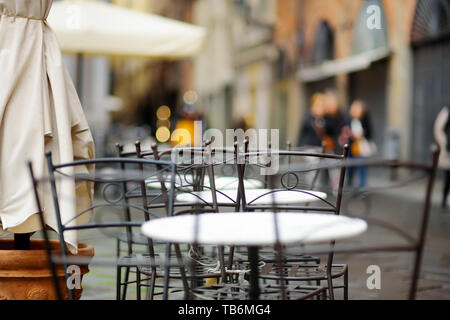 Leere kleine Restaurant im freien Tische auf dem Hauptplatz von Lucca, Toskana, Italien Stockfoto