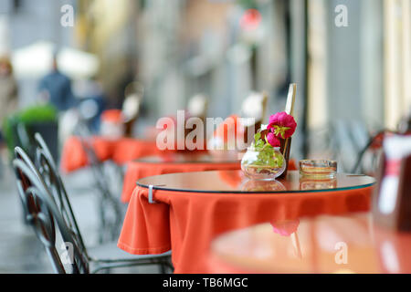 Schön kleines Restaurant im freien Tische in die Stadt Lucca, Toskana, Italien eingerichtet Stockfoto