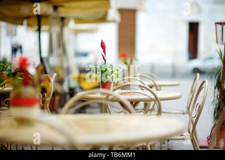 Schön kleines Restaurant im freien Tische in die Stadt Lucca, Toskana, Italien eingerichtet Stockfoto