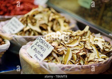 Getrocknete Steinpilze auf einem Marktplatz in Genua, Ligurien, Italien Stockfoto