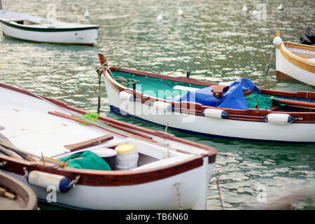 Kleine Yachten und Fischerboote in der Marina von Porto Venere Stadt, in der Provinz von La Spezia in Ligurien, der Italienischen Riviera, Italien. Stockfoto