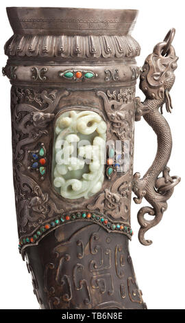 Einem chinesischen Ritual Schwert, 19./20. Jahrhunderts, kurze, gebogene, single-Klinge. Hohl Schutzblech von Blatt Silber, oben Ornamental in Relief eingraviert. Buffalo Horn Griff mit Silberzwinge und Knauf von reich Prägebleche Silber, der Knauf in Form einer Fabelwesen mit Korallen und Türkisen eingestellt. Scheide aus Ornamental carved Buffalo Horn, Silber Medaillon und Mantel mit üppigen Dekoration von Drachen und Fabelwesen mit Korallen und Türkisen (einige fehlt), die auf beiden Seiten eine zentrale Medaillon von Jade mit 3-dim, Additional-Rights - Clearance-Info-set Not-Available Stockfoto