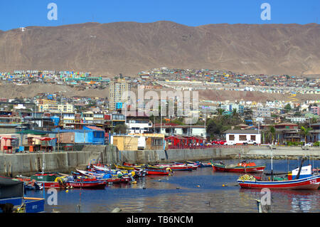 Fischerboote auf der Uferpromenade in Antofagasta, Chile Stockfoto