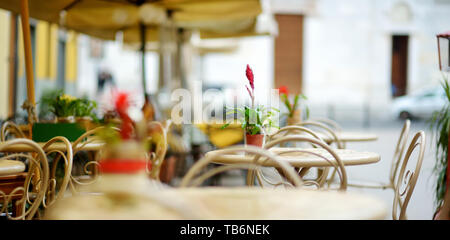 Schön kleines Restaurant im freien Tische in die Stadt Lucca, Toskana, Italien eingerichtet Stockfoto