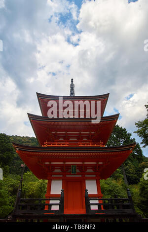 Weitwinkelansicht Koyasu Pagode, wie es ragt über Grün, bis zu einem stimmungsvollen, bewölkter Himmel auf dem Gelände der Kiyomizu-tempel in Kyoto, Japan. Stockfoto