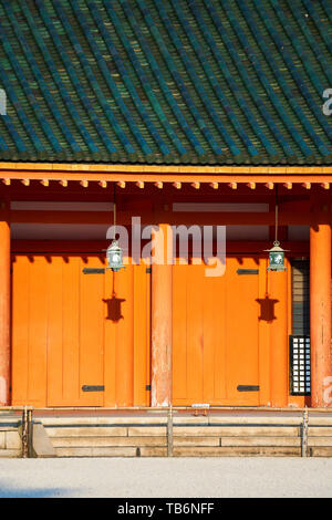 Traditionelle Laternen hängen und Schatten an der Wand von der Veranda rund um das Segment der Mauer bei Heian Jingu Schrein in Kyoto, Japan. Stockfoto