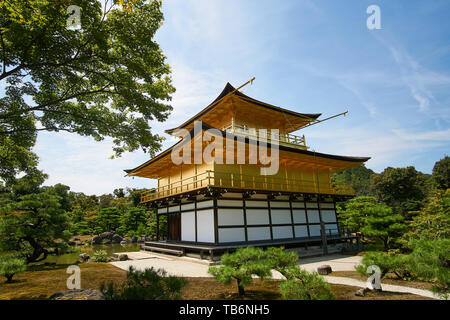 Kinkakuji (goldener Pavillon) ist von der Rückseite aus betrachtet, von Bäumen und schönen Landschaft umgeben, an einem klaren, sonnigen Sommertag in Kyoto, Japan. Stockfoto