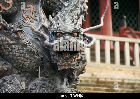 Eine heftige bronze Drachen Statue steht vor der Schritte bis zum Eingang der Kiyomizu-tempel in Kyoto, Japan, an einem Sommertag. Stockfoto