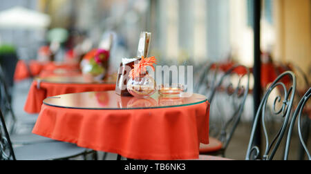 Schön kleines Restaurant im freien Tische in die Stadt Lucca, Toskana, Italien eingerichtet Stockfoto