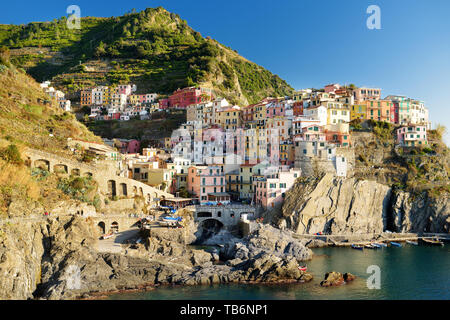 Manarola, auf einem hohen Felsen 70 Meter über dem Meeresspiegel erbaut, einem der schönsten und romantischsten der Cinque Terre, Ligurien, Norditalien. Stockfoto