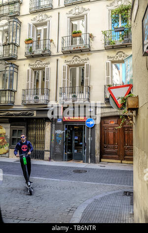 Alte typische Häuser in der literarischen Viertel der Innenstadt von Madrid, die Hauptstadt von Spanien. Stockfoto