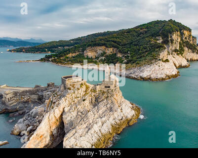 Schöne Luftaufnahme der gotischen Kirche St. Peter (Chiesa di San Pietro) sitzt auf einer felsigen Landspitze in Porto Venere Dorf auf der Ligu Stockfoto