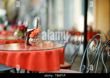 Schön kleines Restaurant im freien Tische in die Stadt Lucca, Toskana, Italien eingerichtet Stockfoto