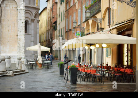 Schön kleines Restaurant im freien Tische in die Stadt Lucca, Toskana, Italien eingerichtet Stockfoto