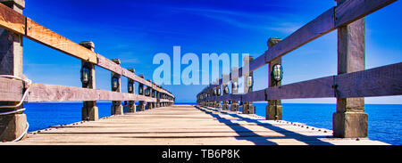 Hölzerne Brücke über das Meer. Reisen und Ferien. Freiheit Konzept. Panorama banner Größe Stockfoto