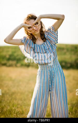 Young Pilot Mädchen vorgibt, Fliegen mit gefälschten Gläser und vintage Helm, outdoor Stockfoto