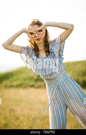 Young Pilot Mädchen vorgibt, Fliegen mit gefälschten Gläser und vintage Helm Stockfoto