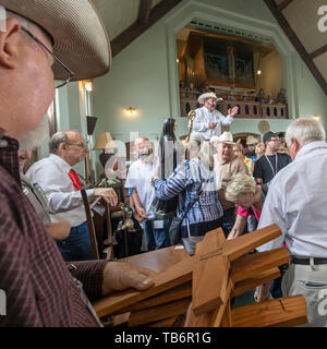 Fort Smith, Arkansas - religiöse Gegenstände und Alltagsgegenstände wurden im St. Scholastika Kloster versteigert. Das Kloster ist das Downsizing in viel Stockfoto