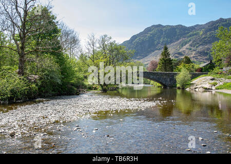 Grange Borrowdale Keswick Cumbria England UK Europa Lake District alte steinerne Bogenbrücke über den Fluss Derwent im Lake District National Park Stockfoto