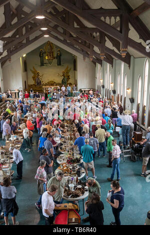 Fort Smith, Arkansas - religiöse Gegenstände und Alltagsgegenstände wurden im St. Scholastika Kloster versteigert. Das Kloster ist das Downsizing in viel Stockfoto