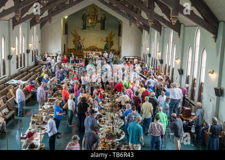 Fort Smith, Arkansas - religiöse Gegenstände und Alltagsgegenstände wurden im St. Scholastika Kloster versteigert. Das Kloster ist das Downsizing in viel Stockfoto