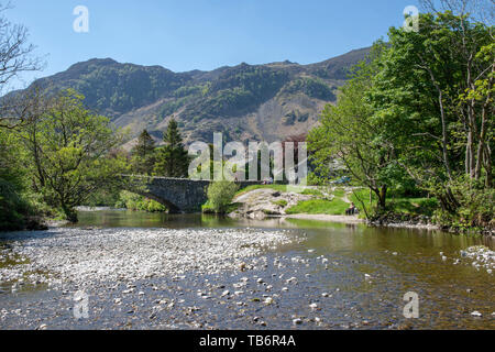 Grange Borrowdale Keswick Cumbria England UK Europa Lake District alte steinerne Bogenbrücke über den Fluss Derwent im Lake District National Park Stockfoto