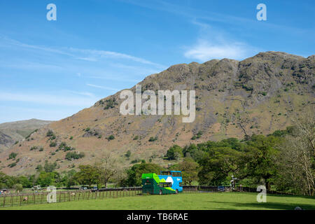 Stagecoach Open Top Bus touring das Dorf Seatoller Borrowdale auf dem Weg zurück nach Keswick Cumbria Lake District in Großbritannien Stockfoto