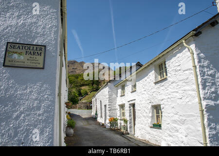 Der malerische Weiler Seatoller, Borrowdale, in der Nähe von Keswick, Lake District, Cumbria, Großbritannien mit traditionellen Steinhäusern Stockfoto