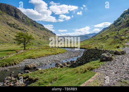 Langstrath Tal mit langstrath Beck unter blauem Himmel Borrowdale, in der Nähe von Keswick im Lake District National Park Cumbria GROSSBRITANNIEN Stockfoto