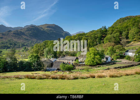 Der Blick von oben auf den Seatoller, Borrowdale, mit landwirtschaftlichen Gebäude und Hütten im Borrowdale-tal Cumbira, Lake District National Park GROSSBRITANNIEN Stockfoto