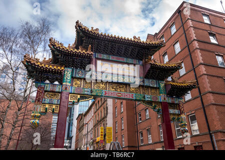 Chinesische Arch Chinatown in Manchester, England eine ethnische Enklave im Zentrum der Stadt. Es ist die zweitgrößte Chinatown im Vereinigten Königreich und die t Stockfoto