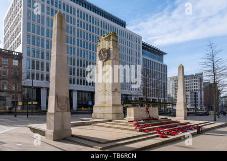 Manchester Ehrenmal ist ein Erster Weltkrieg Memorial, mit Ergänzungen für die spätere Konflikte, von Sir Edwin Lutyens für St. Peter's Square in Manchest Stockfoto