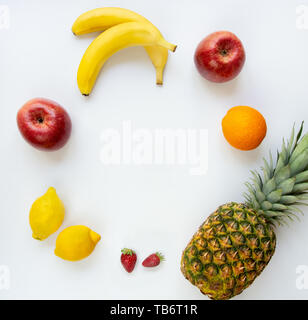 Blick von oben auf die verschiedenen Früchte im Kreis auf weißem Hintergrund angeordnet. Kopieren Sie Platz. Stockfoto