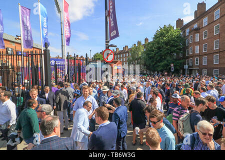 Fans werden gesehen am Kia Oval Cricket Ground in London, die für die Öffnung der Gruppe Gruppenspiel der ICC Cricket World Cup 2019 zwischen England und Südafrika. Stockfoto