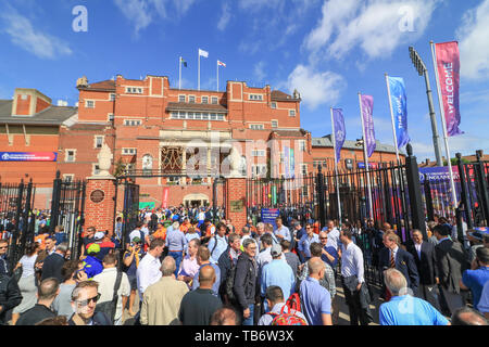 Fans werden gesehen am Kia Oval Cricket Ground in London, die für die Öffnung der Gruppe Gruppenspiel der ICC Cricket World Cup 2019 zwischen England und Südafrika. Stockfoto