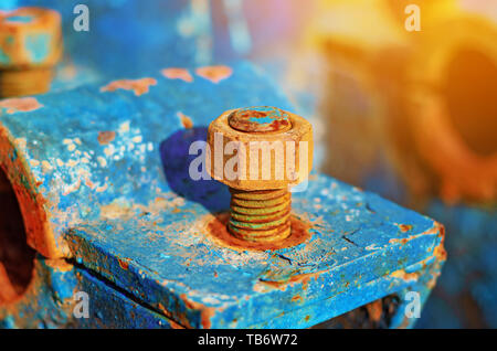 Rostiges Metall Schrauben und Muttern auf Lager. Aufgegeben. Stockfoto